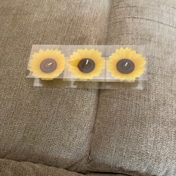 🌸3 for $18🌸 Candles, Sunflowers, Set of 3, Adorable, home decor - Picture 7 of 12